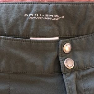 Columbia women’s sz 12 faded army green capri hiking pants w 5 pockets snaps zip